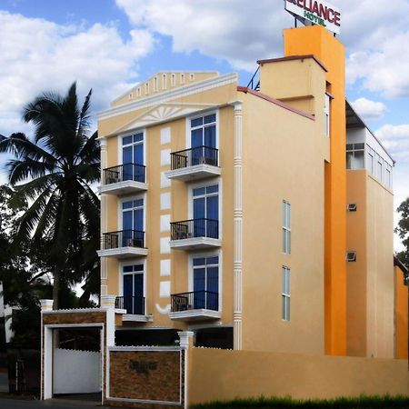 Reliance Hotel Boralesgamuwa Exteriör bild