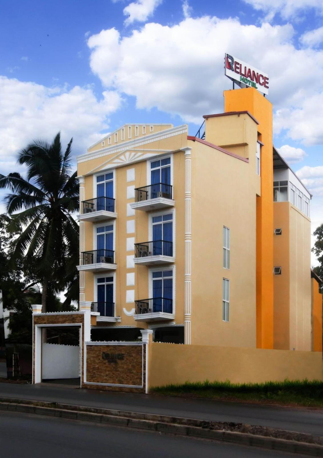 Reliance Hotel Boralesgamuwa Exteriör bild