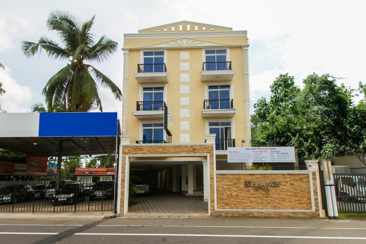 Reliance Hotel Boralesgamuwa Exteriör bild